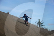 FEATURE - Sandboarding auf DÃ¼nen in Indonesien