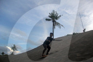 FEATURE - Sandboarding auf DÃ¼nen in Indonesien