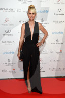 PEOPLE - Höschenblitzer: Laeticia Hallyday an der 'Global Gift Gala' in Paris