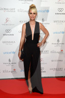 PEOPLE - Höschenblitzer: Laeticia Hallyday an der 'Global Gift Gala' in Paris