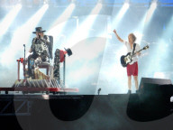 PEOPLE - AC/DC mit Axl Rose auf der Bühne in Lissabon