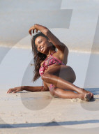 PEOPLE - Jasmine Tookes posiert in sexy Beachwear am Strand von Miami