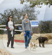 EXKLUSIV - Anne Hathaway spaziert mit der Familie durch die Hills