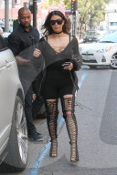 EXKLUSIV - Kim Kardashian stylish in Hollywood unterwegs