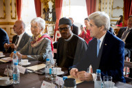NEWS - John Kerry zapft sein Bier selber in Oxford