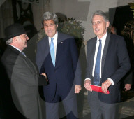 NEWS - John Kerry zapft sein Bier selber in Oxford