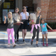 PEOPLE - Denise Richards mit ihren Töchtern in Malibu unterwegs