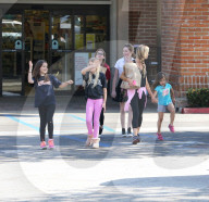 PEOPLE - Denise Richards mit ihren Töchtern in Malibu unterwegs