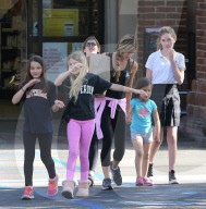 PEOPLE - Denise Richards mit ihren Töchtern in Malibu unterwegs