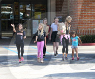 PEOPLE - Denise Richards mit ihren Töchtern in Malibu unterwegs