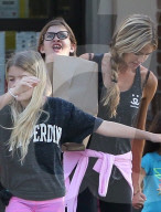 PEOPLE - Denise Richards mit ihren Töchtern in Malibu unterwegs