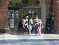 PEOPLE - Denise Richards mit ihren Töchtern in Malibu unterwegs
