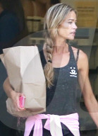 PEOPLE - Denise Richards mit ihren Töchtern in Malibu unterwegs
