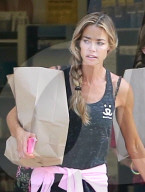 PEOPLE - Denise Richards mit ihren Töchtern in Malibu unterwegs