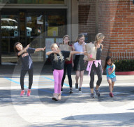 PEOPLE - Denise Richards mit ihren Töchtern in Malibu unterwegs