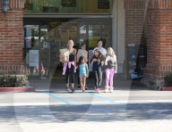 PEOPLE - Denise Richards mit ihren Töchtern in Malibu unterwegs