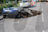 NEWS - London: Schlundloch "verschluckt" Auto