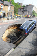 NEWS - London: Schlundloch "verschluckt" Auto