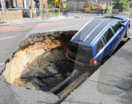 NEWS - London: Schlundloch "verschluckt" Auto