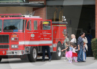 PEOPLE - Sarah Michelle Gellar und ihre Kinder: Besuch bei der Feuerwehr in LA
