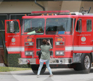 PEOPLE - Sarah Michelle Gellar und ihre Kinder: Besuch bei der Feuerwehr in LA
