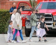 PEOPLE - Sarah Michelle Gellar und ihre Kinder: Besuch bei der Feuerwehr in LA