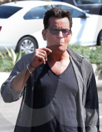 PEOPLE -  Charlie Sheen beim rauchen erwischt