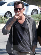 PEOPLE -  Charlie Sheen beim rauchen erwischt