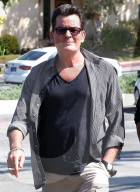 PEOPLE -  Charlie Sheen beim rauchen erwischt