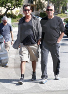 PEOPLE -  Charlie Sheen beim rauchen erwischt