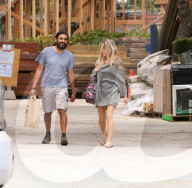 PEOPLE - Denise Richards einkaufen zusammen mit einem Freund