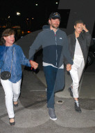PEOPLE - Bradley Cooper mit Irina Shayk und deren Mutter Olga unterwegs ans Beyonce Konzert