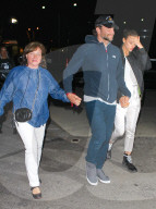 PEOPLE - Bradley Cooper mit Irina Shayk und deren Mutter Olga unterwegs ans Beyonce Konzert