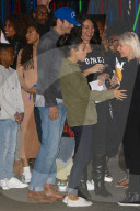 PEOPLE - Ashton Kutcher und Mila Kunis unterwegs ans Beyonce Konzert