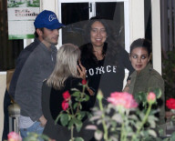 PEOPLE - Ashton Kutcher und Mila Kunis unterwegs ans Beyonce Konzert