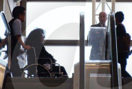 EXKLUSIV - Diana Ross lässt sich im Rollstuhl durch den Flughafen schieben