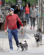 EXKLUSIV - Zachary Quinto mit Hund und 'Robidog Sack' unterwegs