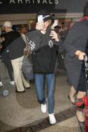 PEOPLE - Lily Rose Depp mit Ash Stymest am Flughafen von LA