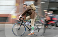 FEATURE - Auf Velos von gestern: Tweed Run in London