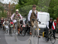 FEATURE - Auf Velos von gestern: Tweed Run in London
