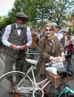 FEATURE - Auf Velos von gestern: Tweed Run in London