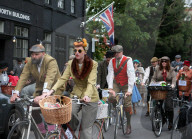 FEATURE - Auf Velos von gestern: Tweed Run in London