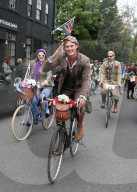 FEATURE - Auf Velos von gestern: Tweed Run in London