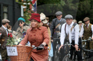 FEATURE - Auf Velos von gestern: Tweed Run in London