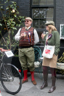 FEATURE - Auf Velos von gestern: Tweed Run in London