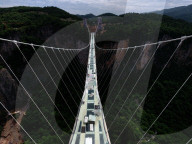FEATURE - China: Gläserne Brücke über dem Grand Canyon von Zhangjiajie