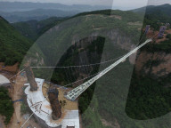 FEATURE - China: Gläserne Brücke über dem Grand Canyon von Zhangjiajie