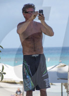 EXKLUSIV -  David Hasselhoff macht ein Selfie mit Lesebrille auf Barbados