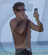 EXKLUSIV -  David Hasselhoff macht ein Selfie mit Lesebrille auf Barbados
