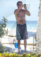 EXKLUSIV -  David Hasselhoff macht ein Selfie mit Lesebrille auf Barbados